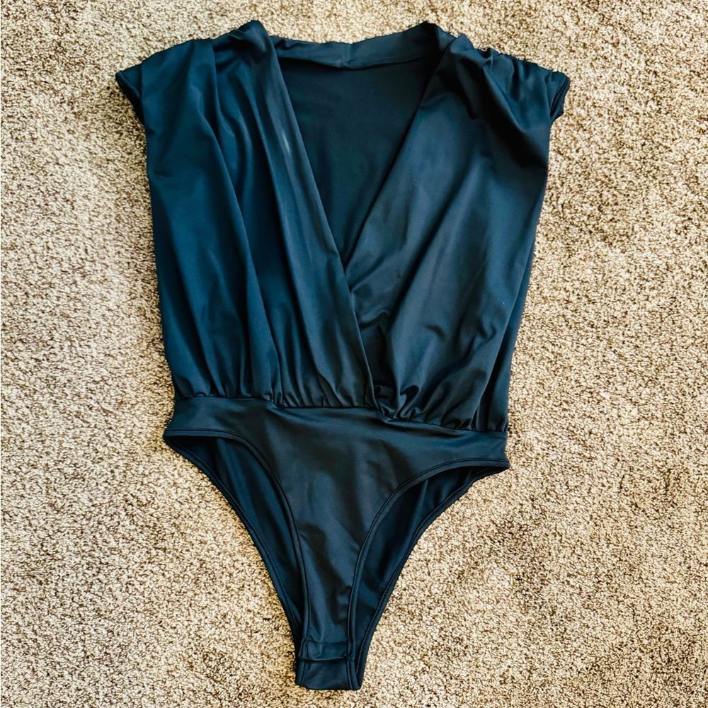 Plunging Neck Lantern
Sleeve Bodysuit
Black / 4(S) - Picture 4 of 6